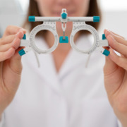 mulher médica segura óculos utilizado em exames visuais