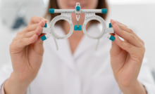 mulher médica segura óculos utilizado em exames visuais
