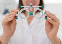 mulher médica segura óculos utilizado em exames visuais