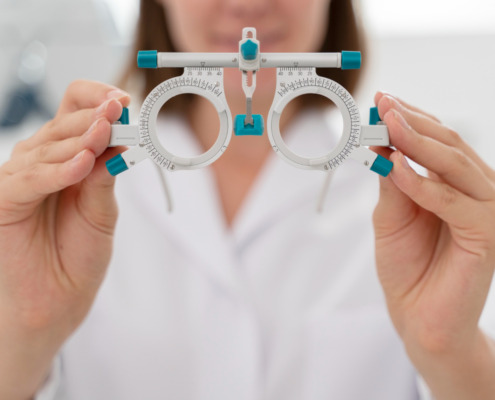 mulher médica segura óculos utilizado em exames visuais