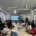 CEO da Portal Telemedicina lidera reunião apontando na tela dos dados com expectadores na sala