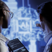 médicos olhando imagens tecnológicas