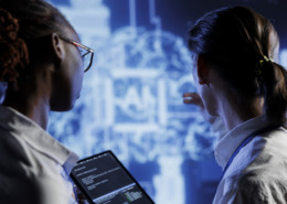 médicos olhando imagens tecnológicas