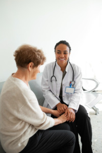 médica conversa com paciente