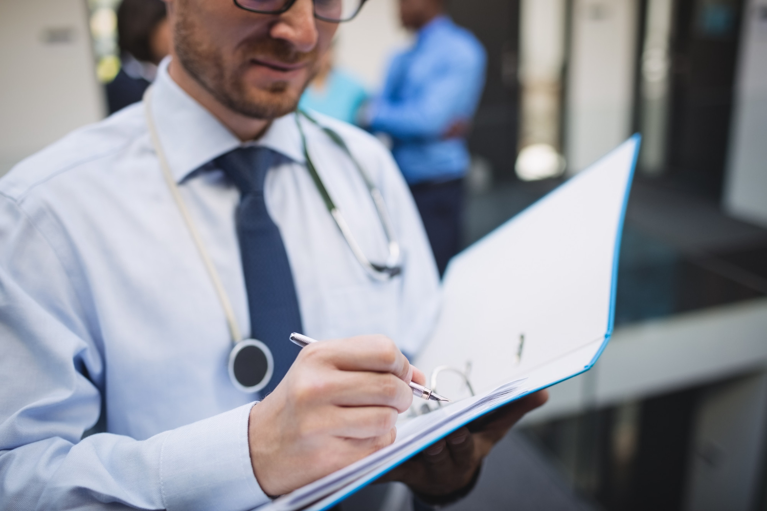 médico com prancheta aberta e anotando