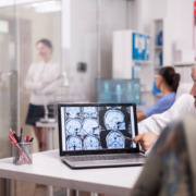 pacientes e médicos no consultório