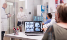 pacientes e médicos no consultório