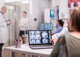 pacientes e médicos no consultório