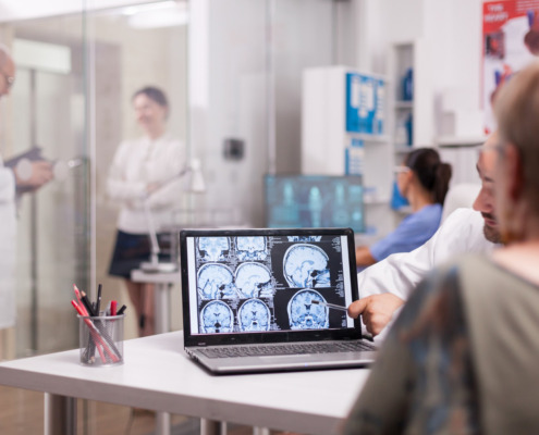 pacientes e médicos no consultório
