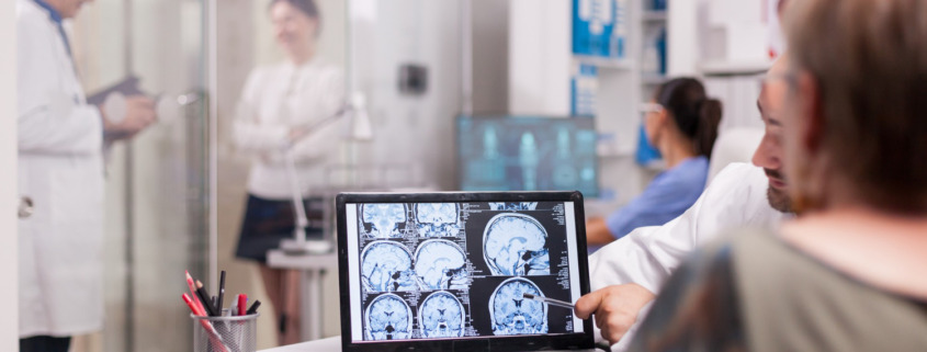 pacientes e médicos no consultório