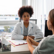 médica e paciente em consultório