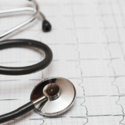 estetoscópio apoiado em cima de exame de ECG