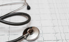 estetoscópio apoiado em cima de exame de ECG