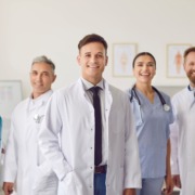 médicos e médicas reunidos