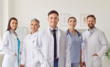 médicos e médicas reunidos