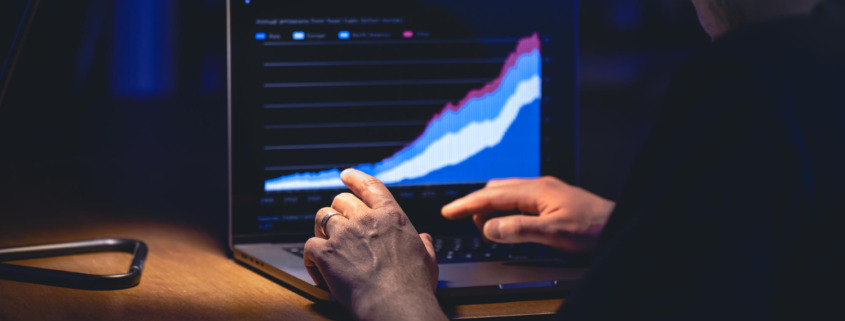 pessoa utilizando notebook com gráfico em subida
