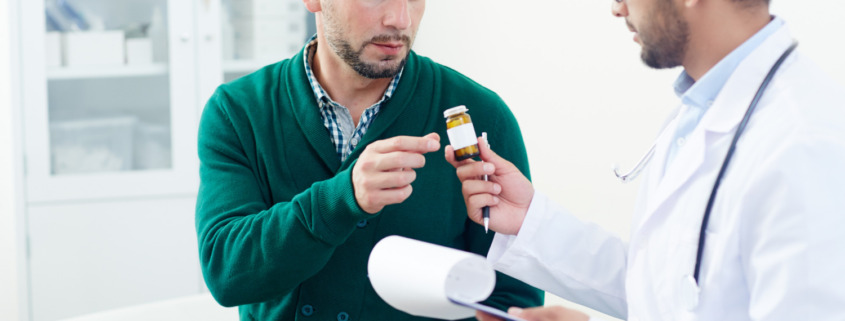 paciente no consultório com médico dando comprimido