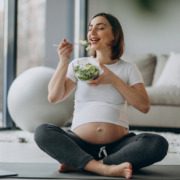 nutricao-para-gestantes mulher grávida sentada comendo salada