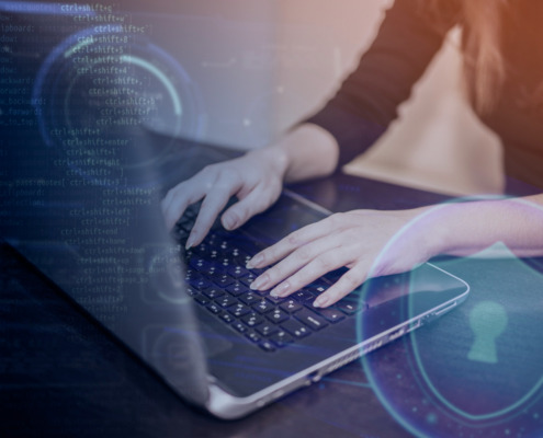 pessoa utilizando notebook em mesa