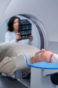 homem deitado na máquina de tomografia da cabeça
