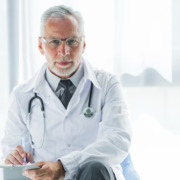 médico experiente com jaleco branco