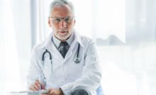 médico experiente com jaleco branco