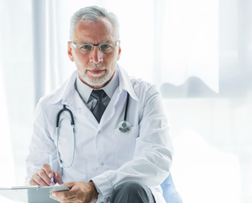 médico experiente com jaleco branco