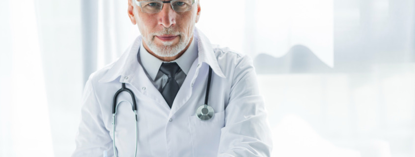 médico experiente com jaleco branco