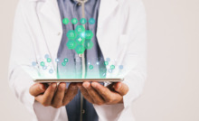 médico de jaleco branco, segurando um tablet, com pontos verdes flutuantes