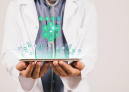 médico de jaleco branco, segurando um tablet, com pontos verdes flutuantes