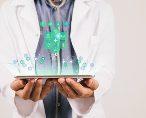 médico de jaleco branco, segurando um tablet, com pontos verdes flutuantes