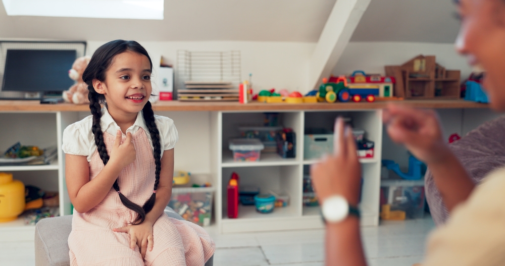 menina fazendo treinamento com fonoaudióloga