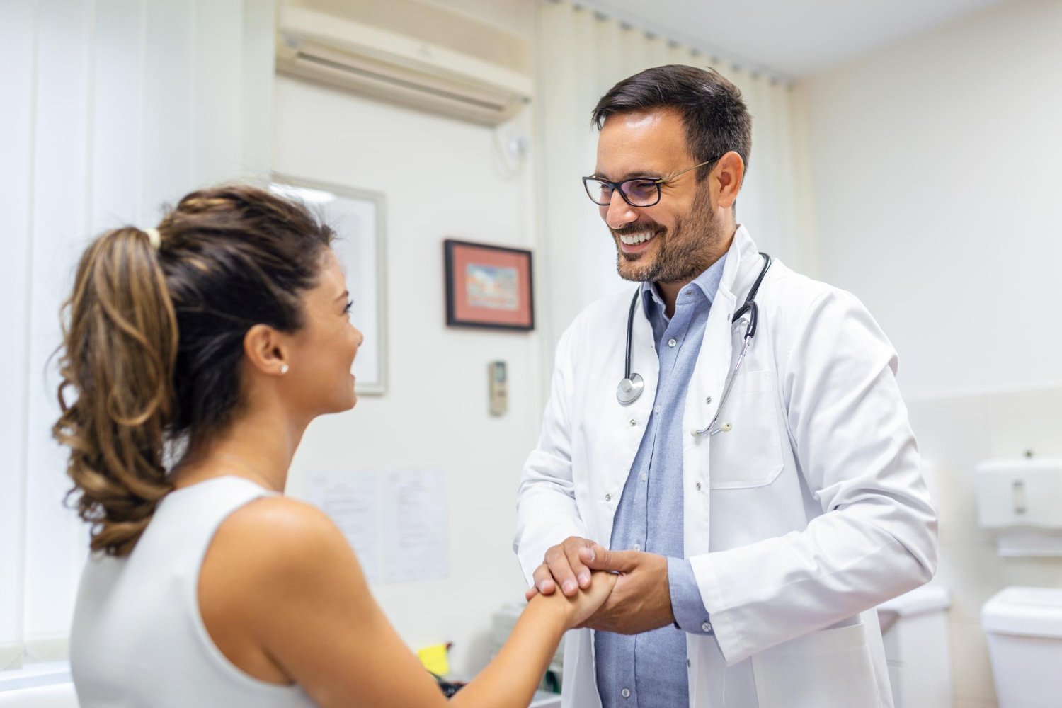 paciente em consultório com médico avaliando