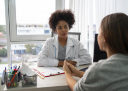 paciente em visão lateral, na sala da médica