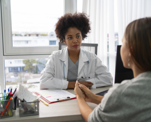 paciente em visão lateral, na sala da médica