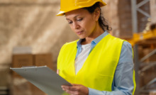 profisisonal de segurança, com colete refletivo amarelo, capacete de proteção em ambiente de trabalho