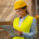 profisisonal de segurança, com colete refletivo amarelo, capacete de proteção em ambiente de trabalho