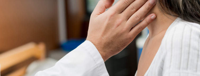mão de médico avaliando tireoide de mulher