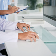 médicos em bancada na frente do computador