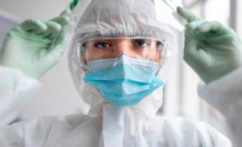 profissional de medicina com EPIs de segurança