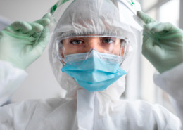 profissional de medicina com EPIs de segurança