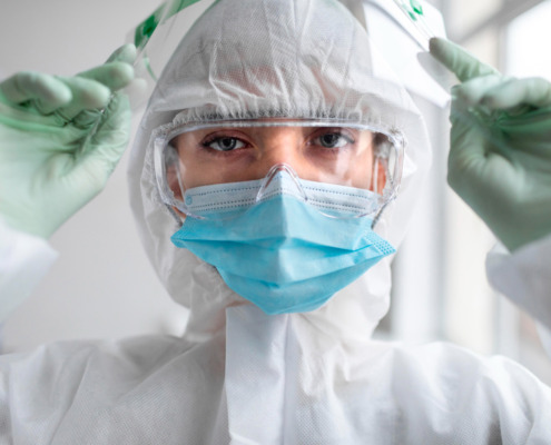 profissional de medicina com EPIs de segurança