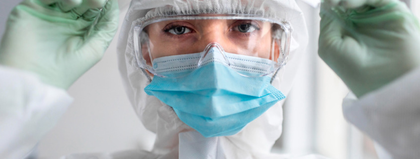 profissional de medicina com EPIs de segurança