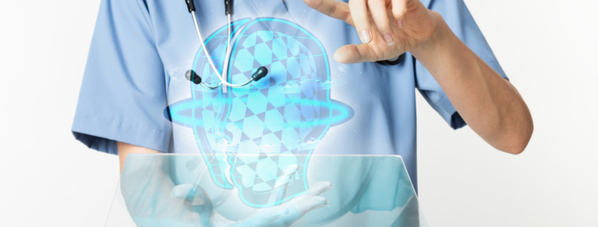 médico com roupa azul e tela digital na palma da mão
