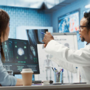 médico em consultório mostrando exame para paciente