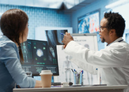 médico em consultório mostrando exame para paciente