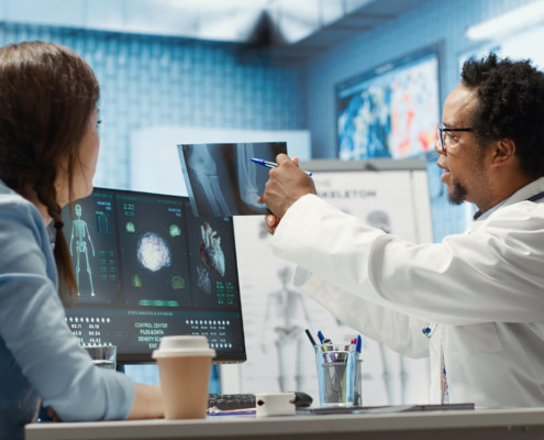 médico em consultório mostrando exame para paciente