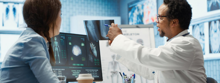 médico em consultório mostrando exame para paciente