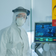 profissional com roupa branca de proteção radioativa