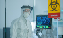 profissional com roupa branca de proteção radioativa